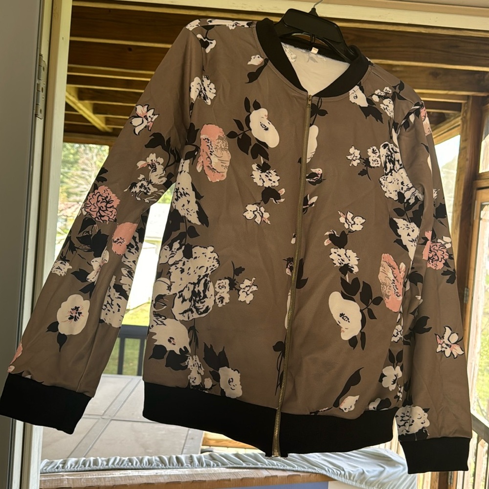 Floral jacket with zipper